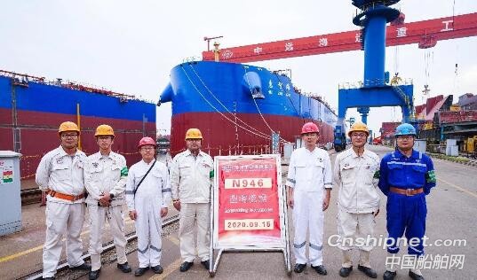 扬州中远海运重工210K散货船首制船顺利下水