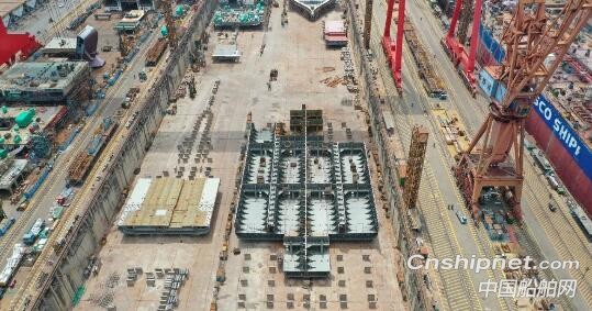 广船国际50,000吨半潜船进坞搭载