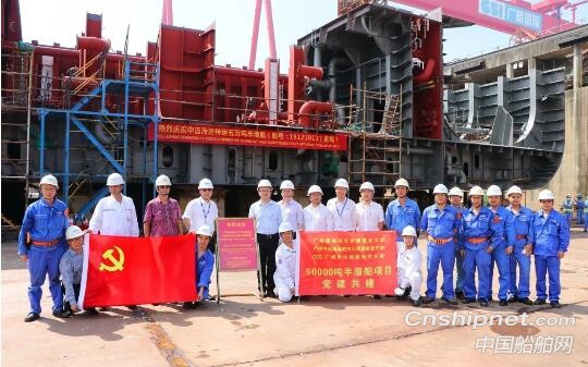 广船国际50,000吨半潜船进坞搭载