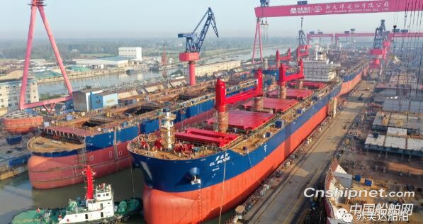 新大洋造船2艘皇冠63500吨散货船顺利下水出坞