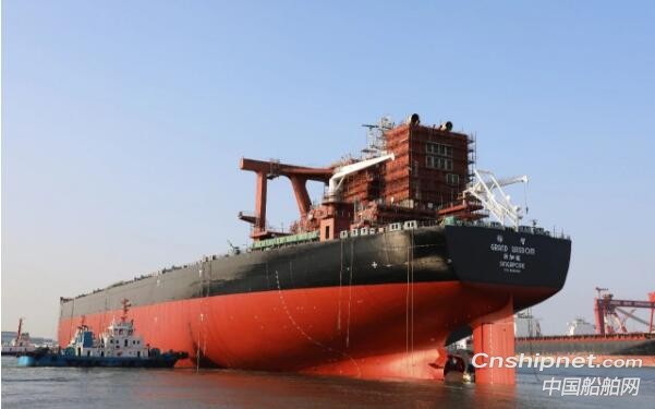 北船重工32.5万吨矿砂船11号船 “裕智”轮顺利出坞